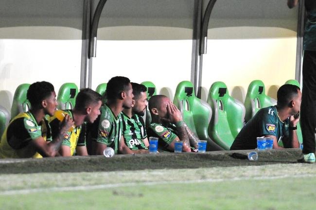 Jogadores e comiss�o t�cnica festejaram muito a vit�ria com a torcida no dia do anivers�rio de 110 anos do Am�rica