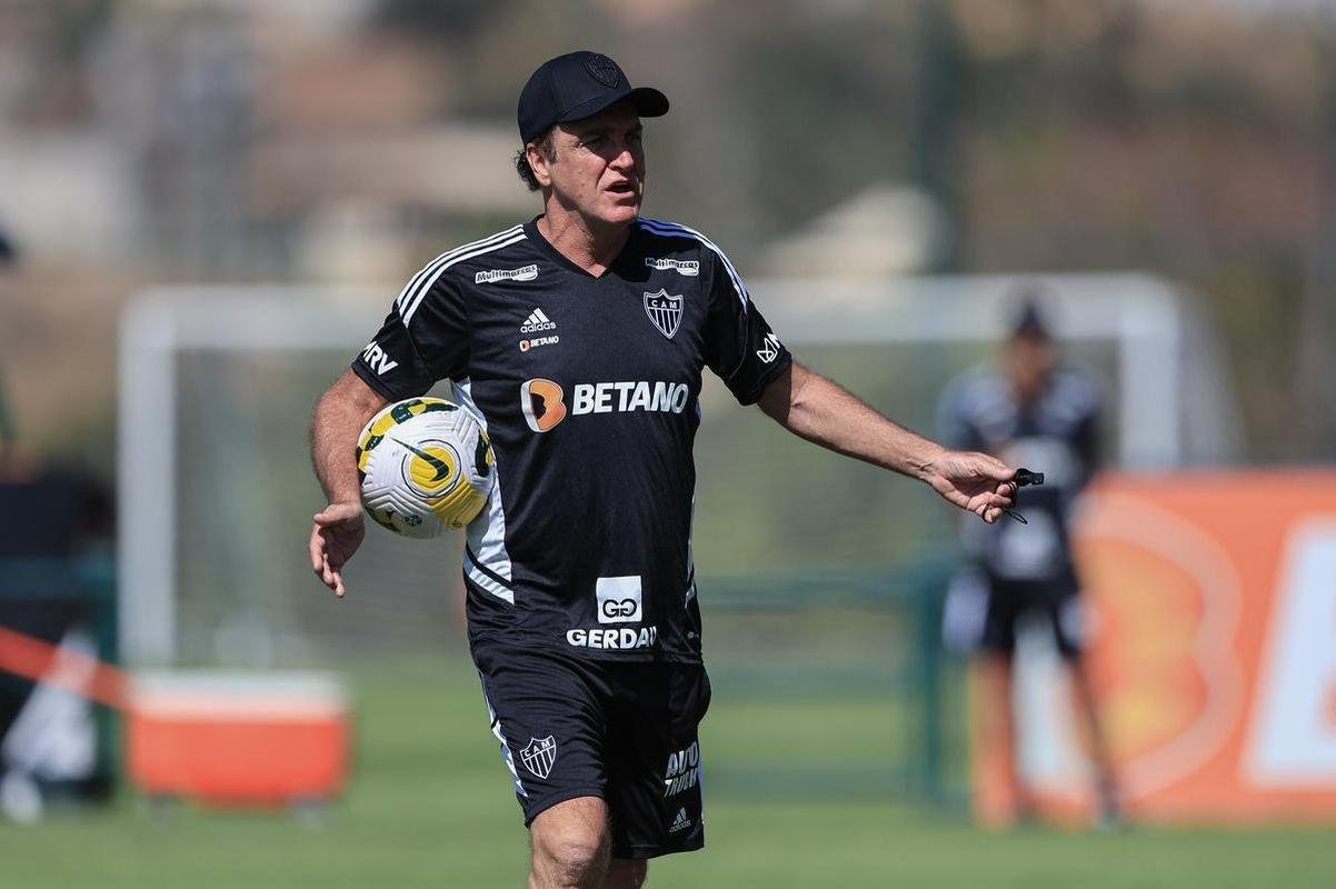 Nesta quinta-feira (28), o Atltico realizou o terceiro treino na Cidade do Galo aps o retorno de Cuca. Durante a atividade, o treinador conversou com o presidente do clube, Srgio Coelho.