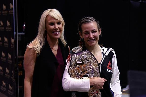 Astros presentes no UFC 196 - DeLana Harvick cumprimenta a campeã Miesha Tate