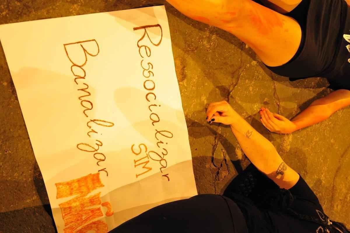 Grupo de mulheres fez protesto no Centro de Varginha contra a chegada de goleiro Bruno ao Boa Esporte