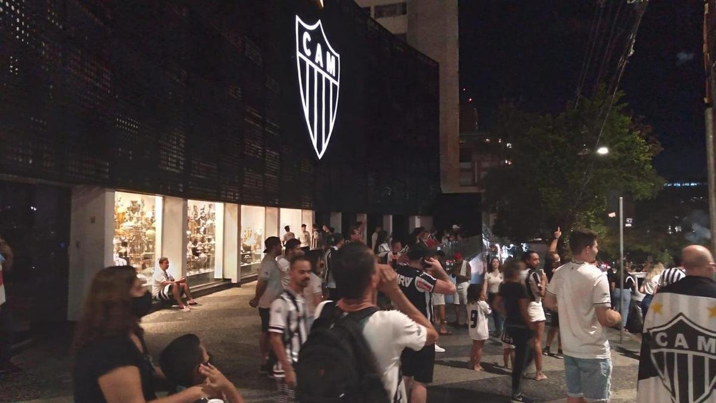 Fotos da festa e do buzinao da torcida do Atltico em frente  sede do clube, no bairro de Lourdes, em BH. Centenas de pessoas foram ao local para festejar, de forma antecipada, o ttulo brasileiro de 2021