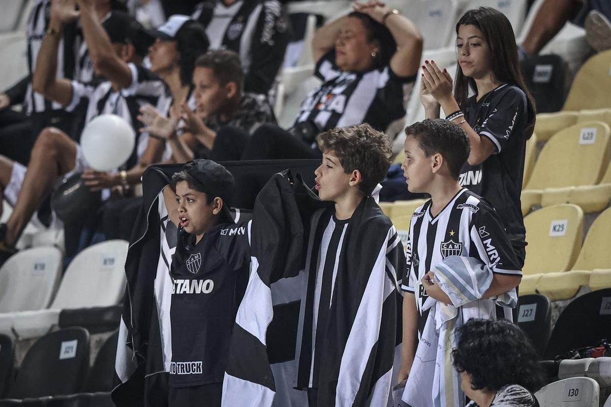 Fotos da torcida do Atltico na partida contra o Brasiliense, no Estdio Klber Andrade, em Cariacica-ES, pela terceira fase da Copa do Brasil