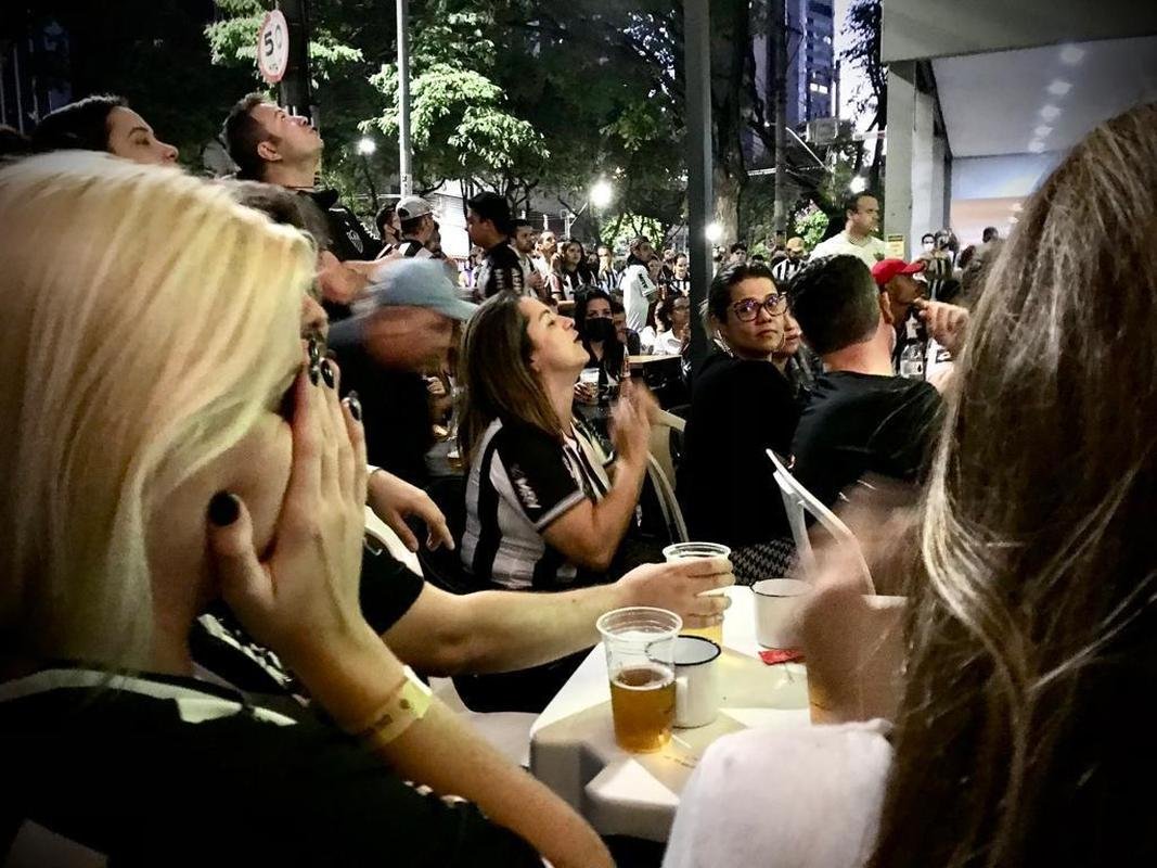Nesta quinta-feira (2), torcedores do Atltico lotaram os bares de BH para acompanhar Bahia x Galo, jogo adiado da 32 rodada do Campeonato Brasileiro. Na imagem, Devotos Bar.
