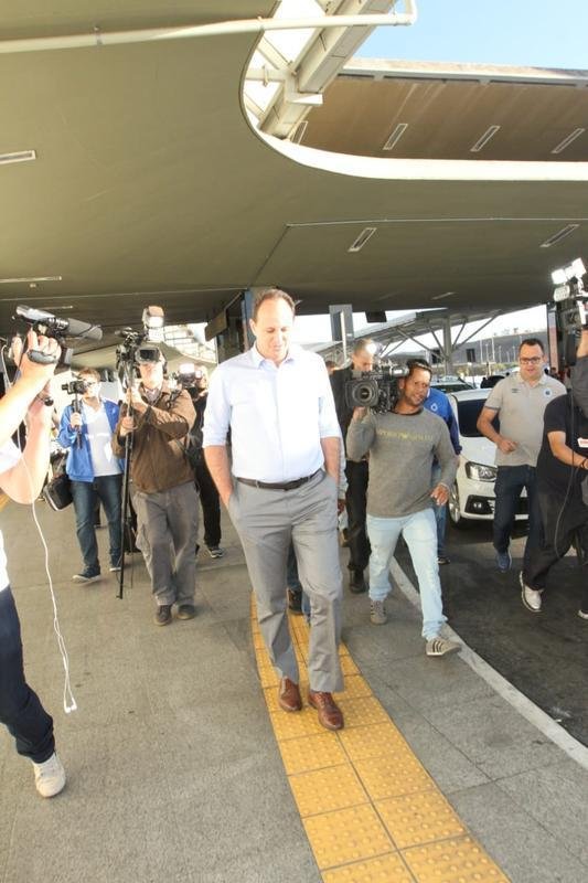 Novo treinador do Cruzeiro, Rogério Ceni desembarcou em Confins na manhã desta terça-feira e recebeu apoio de torcedores