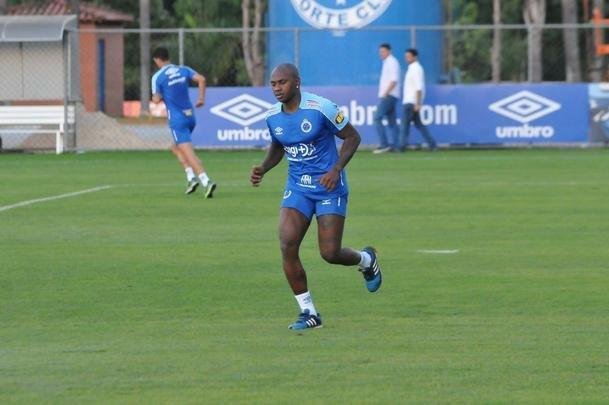 Cruzeiro iniciou sua intertemporada nesta segunda-feira na Toca da Raposa II. Tcnico Mano Menezes contou com elenco completo. Grupo agora comea preparao para decises com Atltico na Copa do Brasil, River Plate na Copa Libertadores e 29 rodadas restantes do Campeonato Brasileiro