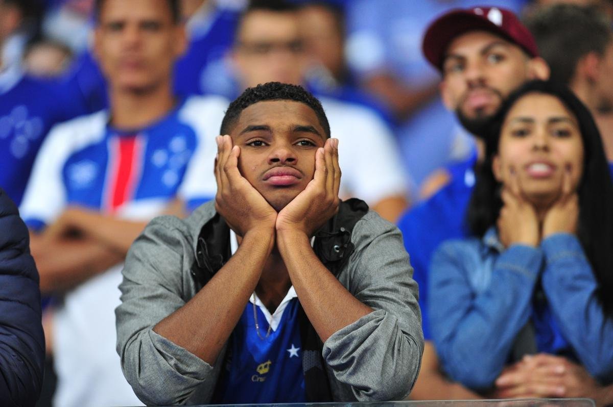 Reaes da torcida do Cruzeiro com o empate por 0 a 0 diante do Ava, no Mineiro