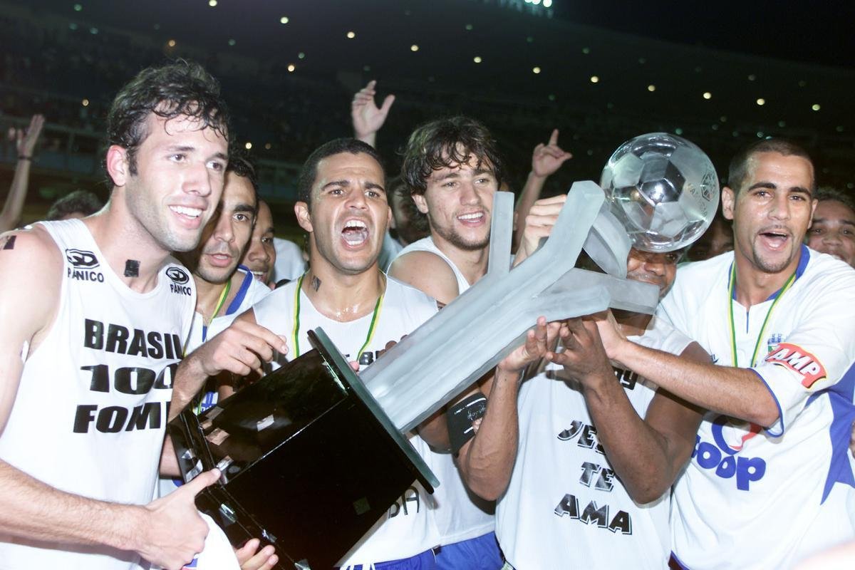 Na Copa do Brasil de 2004, o Santo Andr silenciou o Maracan com mais de 71 mil torcedores do Flamengo ao vencer o jogo de volta da deciso, por 2 a 0, depois de empate por 2 a 2 no primeiro confronto, no ABC Paulista. No caminho at o trofu, a equipe treinada por Pricles Chamusca passou por Novo Horizonte-GO (primeira fase), Atltico (segunda fase), Guarani (oitavas), Palmeiras (quartas) e 15 de Novembro (semifinal). Um livro com detalhes da conquista ser lanado em breve pelo jornalista Vladimir Bianchini, da ESPN.