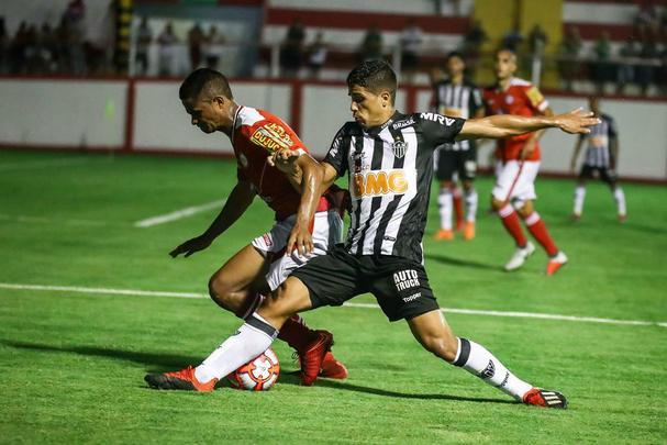 Veja imagens do jogo entre Tombense e Atltico