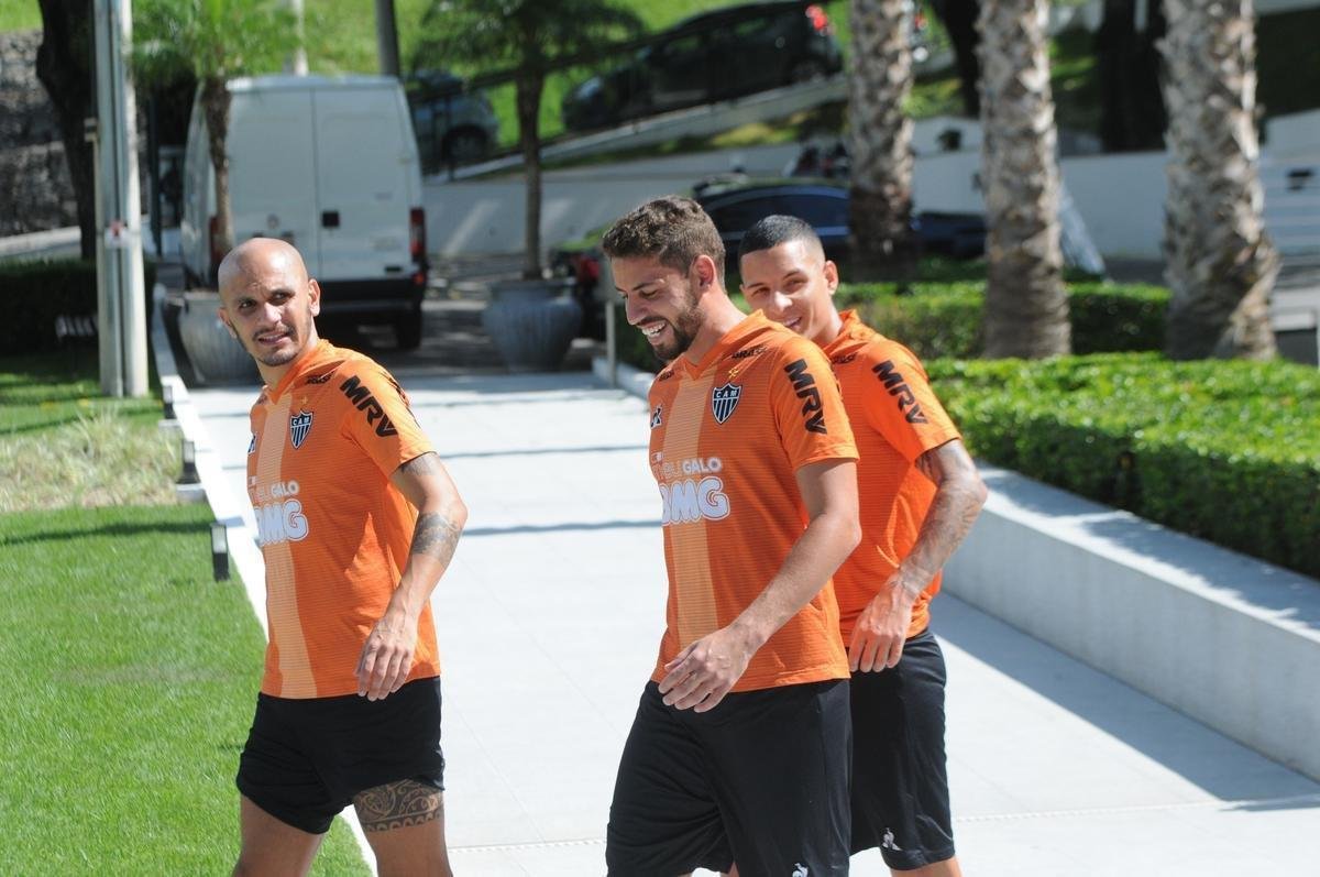 Treino do Atltico nesta segunda-feira, na Cidade do Galo, contou com a volta do meia  Juan Cazares. Direo no chegou a acordo para vend-lo a clube saudita. Tcnico Rafael Dudamel relacionou 23 jogadores para a viagem a Santa Fe, local da estreia na Sul-Americana, quinta-feira, contra o Unin-ARG. Jogador equatoriano ficou fora da lista.