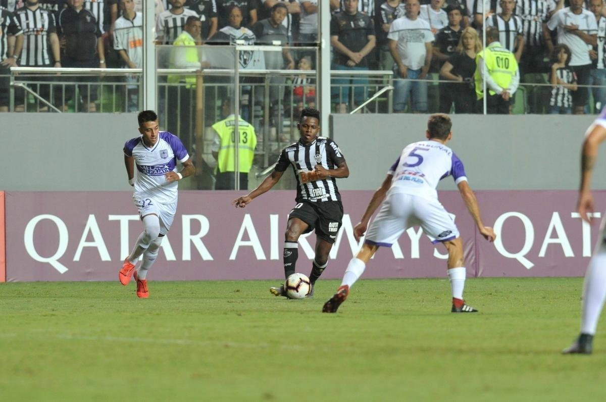Lances do primeiro tempo do duelo entre Atltico e Defensor, pela terceira fase da Copa Libertadores