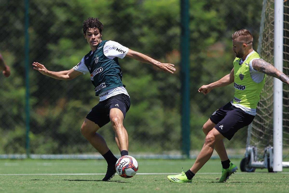 Treino do Atlético em campo. Jogadores fizeram atividade pela manhã no gramado. No período da tarde, trabalho foi na academia