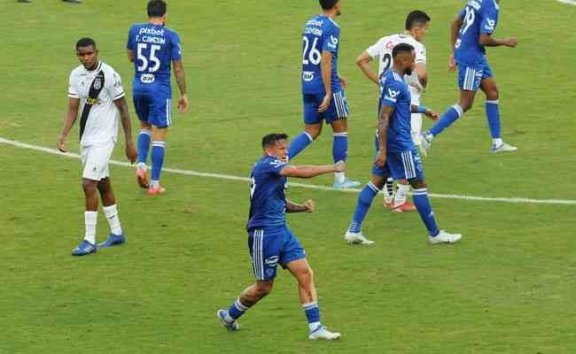 Edu chegou a 16 gols pelo Cruzeiro na vitória sobre a Ponte Preta