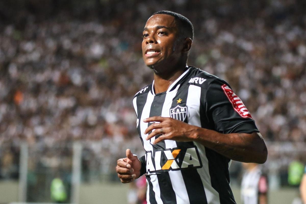 Robinho - o Atltico ofereceu dois anos de contrato ao atacante, que recusou a primeira proposta. Desde ento, no houve uma nova investida. A tendncia  que Robinho deixe mesmo a Cidade do Galo depois de dois anos a servio do clube. Ele disputou 109 jogos e marcou 36 gols. O Santos seria um possvel destino do camisa 7.