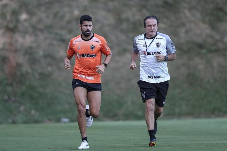 Com Guilherme Arana de volta, Cuca comanda atividade na Cidade do Galo