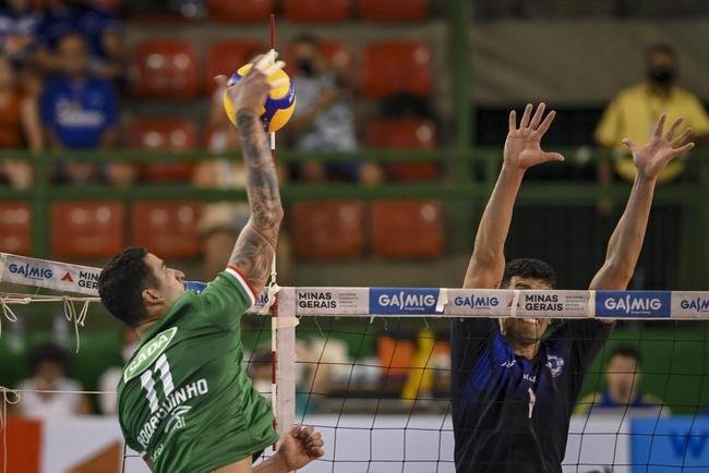 Cruzeiro se garantiu na decis�o do Sul-Americano de V�lei ao bater os argentinos do Policial Voley por 3 sets a 0, neste s�bado (5), no Gin�sio do Riacho, em Contagem. As parciais foram de 25/20, 29/27 e 25/16