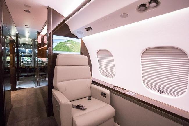 Fotos do avio Bombardier Global 6000. Aeronave pertence a Rubens Menin, mecenas do Atltico, e transportou atacante Diego Costa de So Paulo a BH