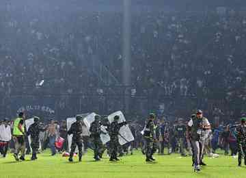 Briga generalizada no Estádio Kanjuruhan, em Malang, na Indonésia, terminou com mais de 100 mortos e 180 pessoas hospitalizadas