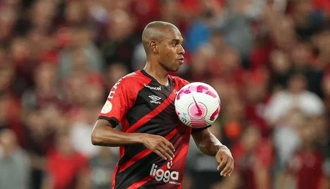 Fernandinho (Athletico-PR): Brasil - 2014 e 2018