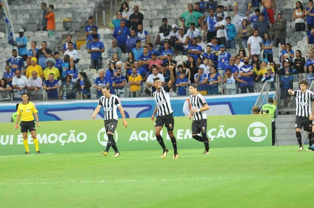 Imagens da torcida e da partida entre Cruzeiro e Santos, no Mineiro