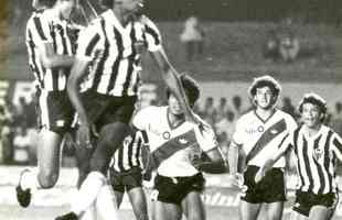 O ltimo confronto entre Atltico e River Plate aconteceu no Torneio de 20 anos do Mineiro. O Galo foi eliminado pelos argentinos nos pnaltis, aps empate por 1 a 1 no tempo normal. 