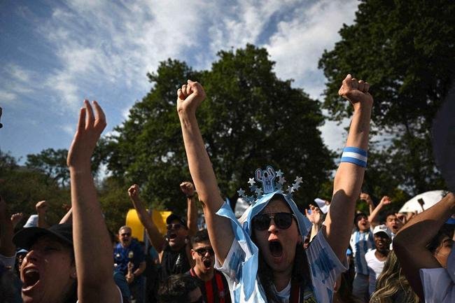Argentinos celebram, pelas ruas de Buenos Aires, a classificao da seleo s quartas de final da Copa do Mundo do Catar. Equipe liderada por Lionel Messi venceu a Austrlia, neste sbado (3), por 2 a 1
