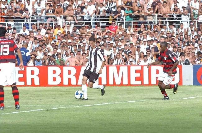 No Brasileiro de 2009, o Galo ainda sonhava com o ttulo nacional, mas as esperanas foram por gua abaixo com a derrota por 3 a 1 para o Flamengo, no Mineiro. Ricardinho marcou a favor do Alvinegro, enquanto Petkovic, Adriano e Maldonado fizeram para os cariocas. O jogo fez parte da arrancada do Rubro-Negro na conquista do ttulo.