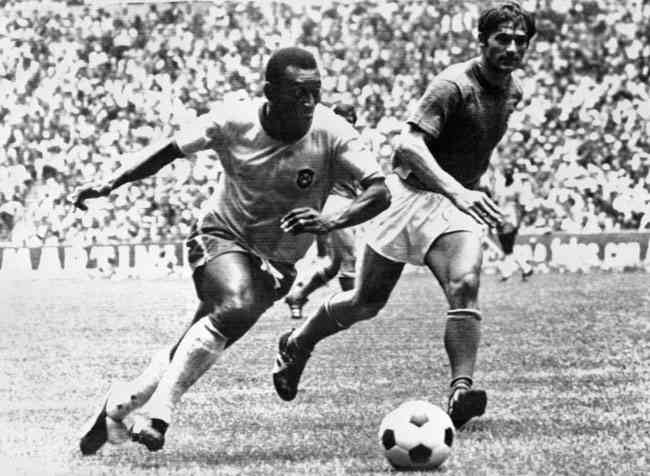 Pel diante de Tarcisio Burgnich, da Itlia, na final da Copa de 1970