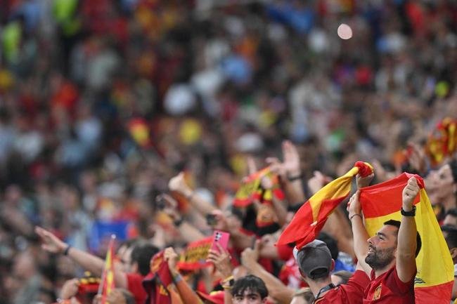 Fotos das torcidas de Espanha e Alemanha, no jogo deste domingo, no Estdio Al Bayt, em Al Khor, pelo Grupo E da Copa do Mundo