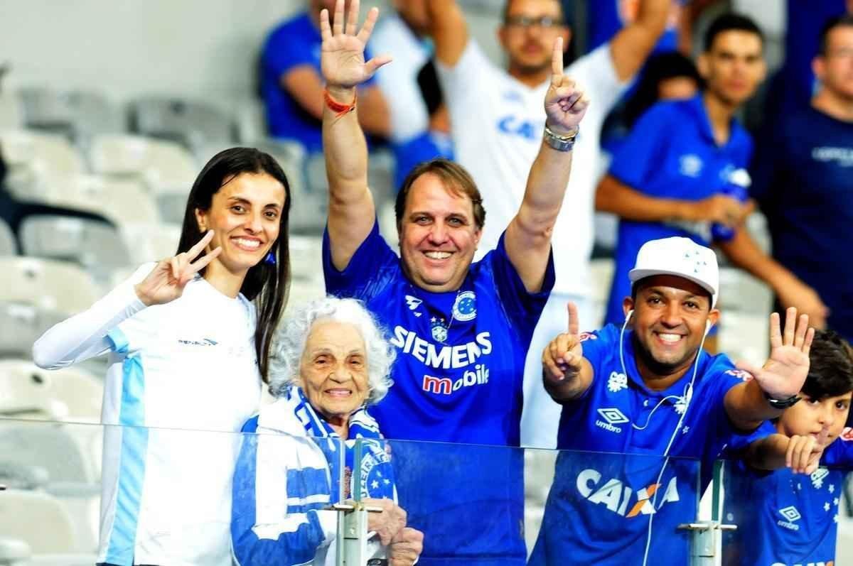 Imagens da torcida do Cruzeiro em jogo contra o So Paulo, pela Copa do Brasil, no Mineiro