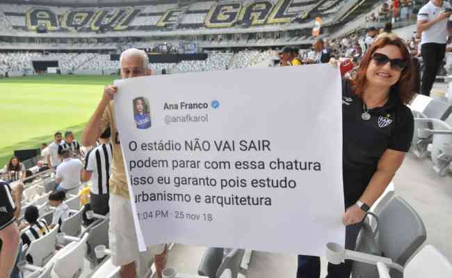 Dois torcedores levaram print de tweet da cruzeirense em um cartaz