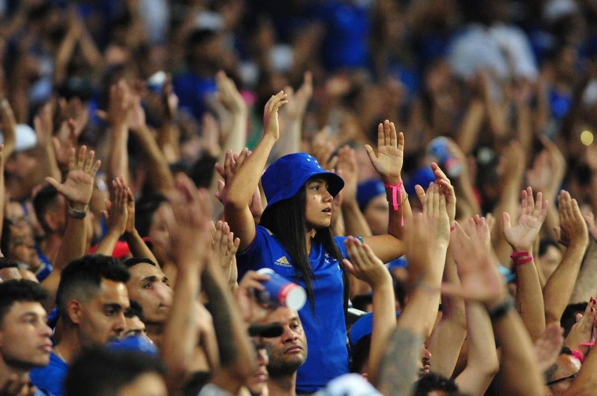 Fotos da torcida do Cruzeiro no Mineiro na partida contra o Ituano pela Serie B. Foi o primeiro encontro dos cruzeirenses com o time aps a confirmao do ttulo nacional