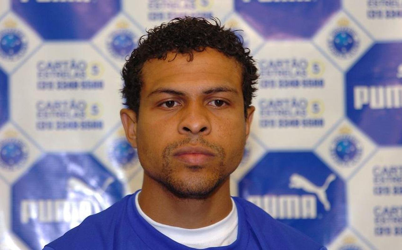 Revelado pelo Cruzeiro, Geovanni tambm passou por
Amrica, Barcelona, da Espanha, Benfica, de Portugal, Manchester City e Hull City, ambos da Inglaterra, SJ Earthquakes, dos Estados Unidos, Vitria e Bragantino