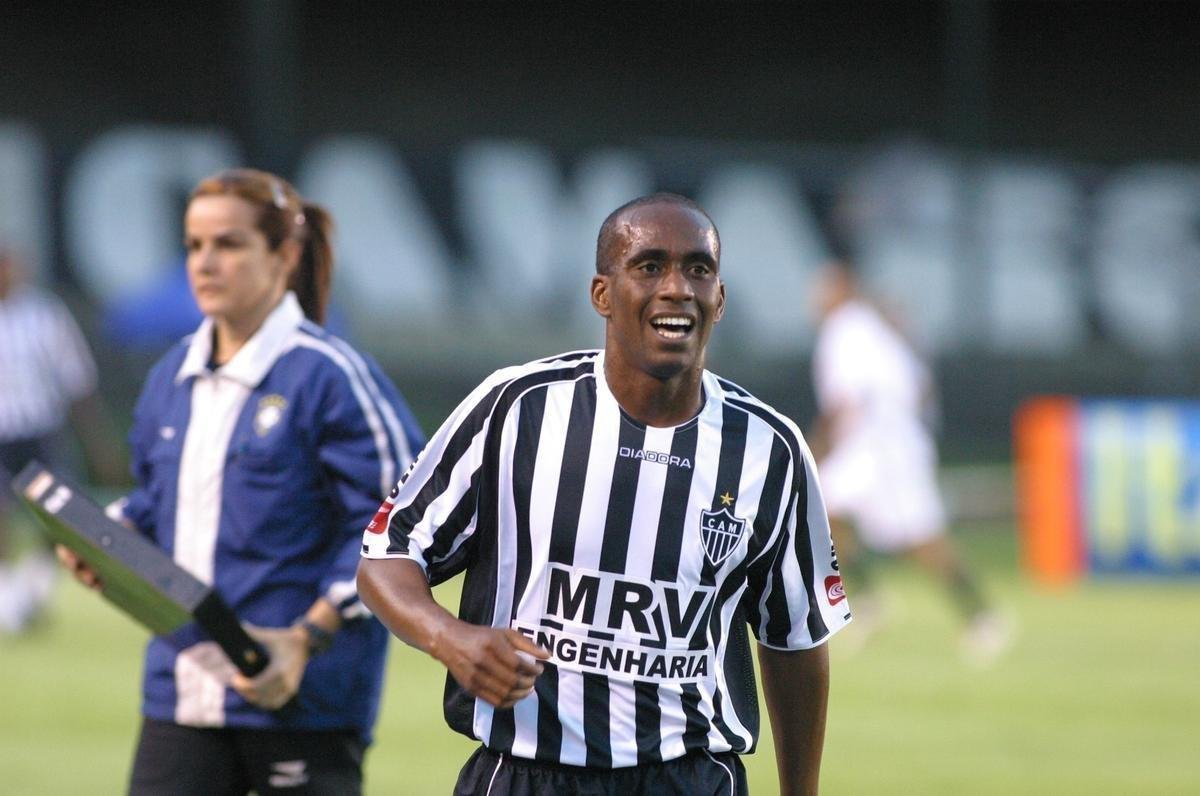 Evanlson (2005) - Foi mais um 'medalho' contratado pelo Atltico no ano do rebaixamento. Ele chegou ao clube aps seis temporadas no Borussia Dortmund, mas no se firmou. Foram apenas nove jogos com a camisa alvinegra. Em 2006, voltou ao futebol alemo, para atuar pelo Colnia.