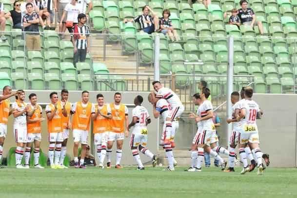 Galo saiu na frente, com Hyuri, mas levou virada do Tricolor. Maicon e Gilberto fizeram para o So Paulo