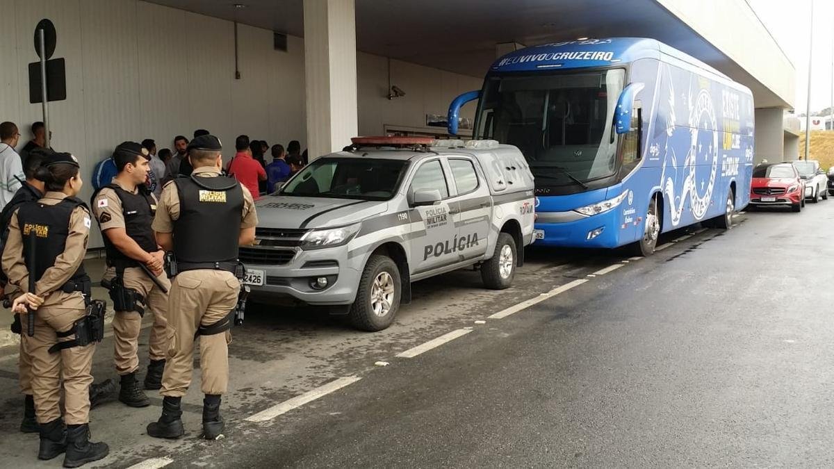No desembarque do Cruzeiro em Confins, aps o jogo contra o Cear, tcnico Rogrio Ceni foi ovacionado por torcedores presentes no aeroporto. J o meia Thiago Neves, apontado como piv do atrito com o tcnico, foi criticado. Assim como treinador, goleiro Fbio foi ovacionado pelos cruzeirenses na chegada.