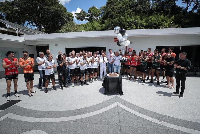 Comemorao pelo aniversrio do Galo e treino