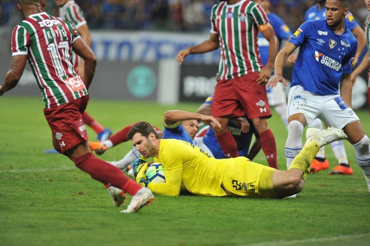 Cruzeiro derrotou Fluminense por 2 a 1, com gols de Raniel e Ayrton Lucas (contra); Henrique, tambm contra, descontou para os cariocas