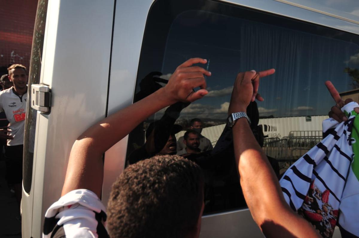 Fotos da visita do ídolo atleticano Ronaldinho Gaúcho às obras de construção da Arena MRV, estádio do Atlético, em Belo Horizonte. Dentro de Centro de Experiências criado pelo clube, ex-craque tirou fotos com dirigentes e funcionários. Do lado de fora, ele foi vaiado e xingado ao sair por não ter parado para saudar os fãs que o aguardavam debaixo de sol quente.