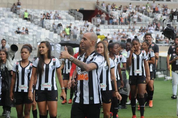 Diego Tardelli foi ao gramado no intervalo, ao lado do time de futebol feminino