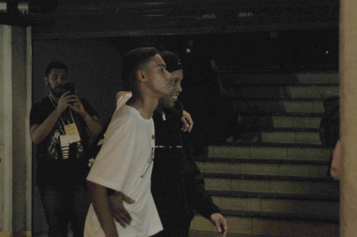 Ronaldinho esteve acompanhado do filho Joo Mendes no lanamento da exposio