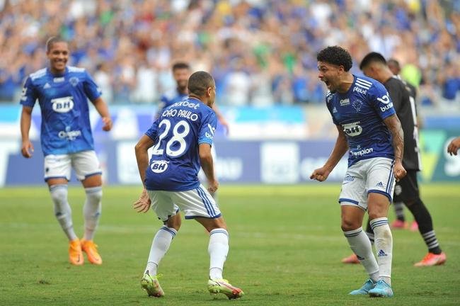 Fotos do gol de Jo�o Paulo, do Cruzeiro, sobre o Athletic, pela semifinal do Campeonato Mineiro; meia marcou em cobran�a de p�nalti