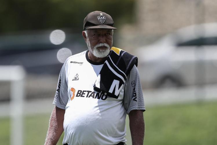 Após a vitória por 2 a 1 sobre o Cuiabá, neste domingo (24), pelo Campeonato Brasileiro, o elenco do Atlético se reapresentou e treinou na tarde desta segunda-feira (25), na Cidade do Galo, em Vespasiano. As atividades visaram o duelo de volta da semifinal da Copa do Brasil, contra o Fortaleza, que ocorrerá na quarta-feira (27). Por ter vencido o jogo de ida por 4 a 0, no Mineirão, o Galo tem vaga encaminhada na decisão do principal torneio mata-mata do país.