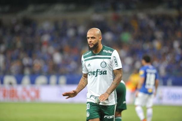 Depois do gol do Palmeiras, o jogo ficou tenso e com ataques alternados