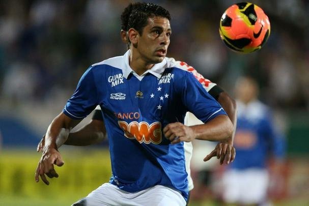 Meia Diego Souza (Flamengo: 2005-2006 / Cruzeiro: 2013): 39 jogos por Flamengo (7 gols) e 25 jogos por Cruzeiro (8 gols)