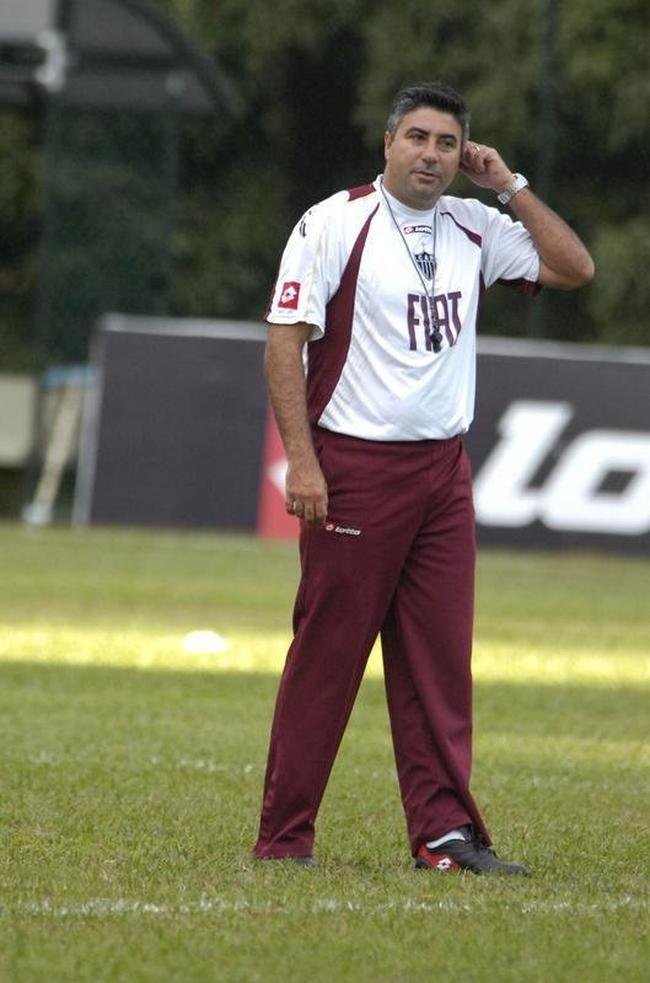 Alexandre Gallo - uma vitria, um empate e uma derrota
