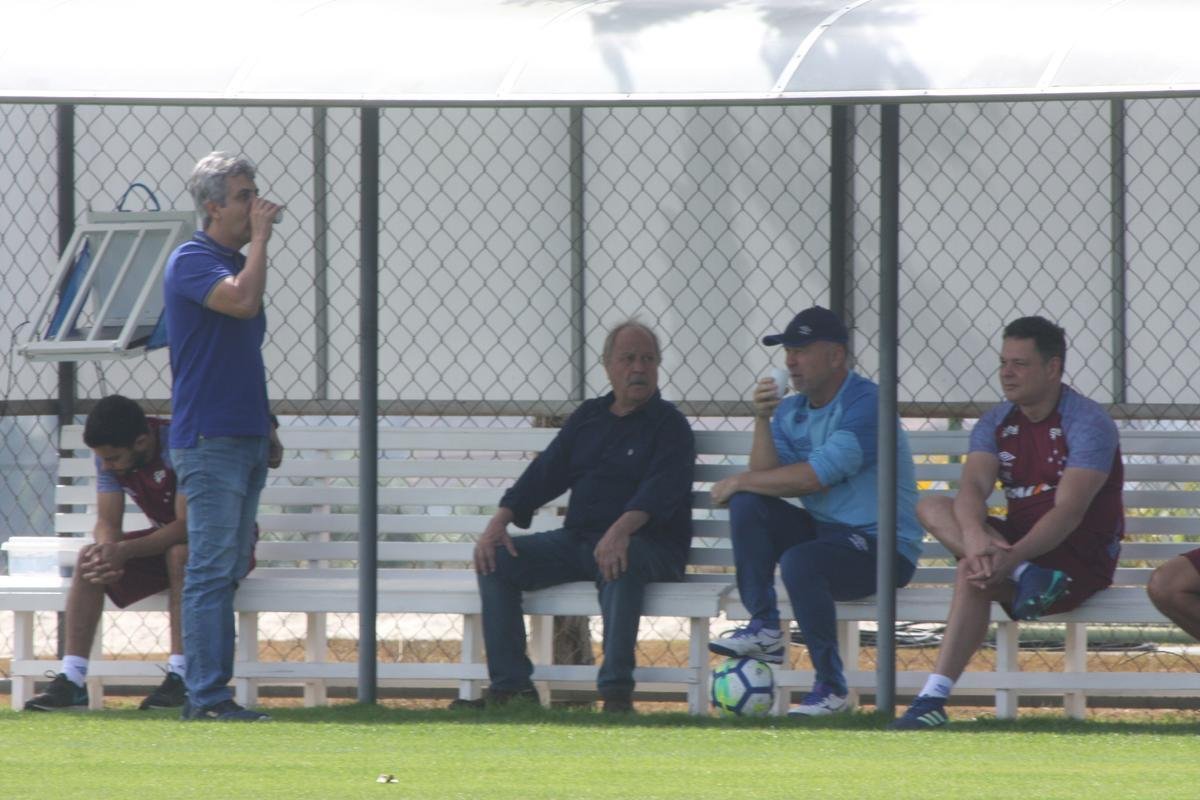 Presidente do Cruzeiro, Wagner Pires de S, acompanhou treino deste sbado, na Toca da Raposa II. Mais uma vez, Arrascaeta treinou normalmente e est cotado para iniciar como titular diante do Atltico-PR, na segunda-feira, no Mineiro, pelas oitavas de final da Copa do Brasil