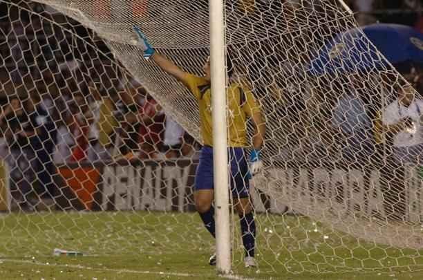 As duas equipes iniciavam a deciso do ttulo mineiro sob certo equilbrio %u2013 a Raposa tinha a vantagem de igualdade em pontos e saldo de gols. O primeiro tempo terminou sem gols, e o Galo, do tcnico Levir Culpi, abriu o placar com der Lus no primeiro minuto da etapa final. Danilinho fez o segundo aos 36min, e Marcinho, o terceiro, aos 46min. Enquanto o goleiro Fbio ainda reclamava de irregularidade nesse gol, de costas para o campo, Vanderlei fechou o placar, praticamente garantindo o ttulo.