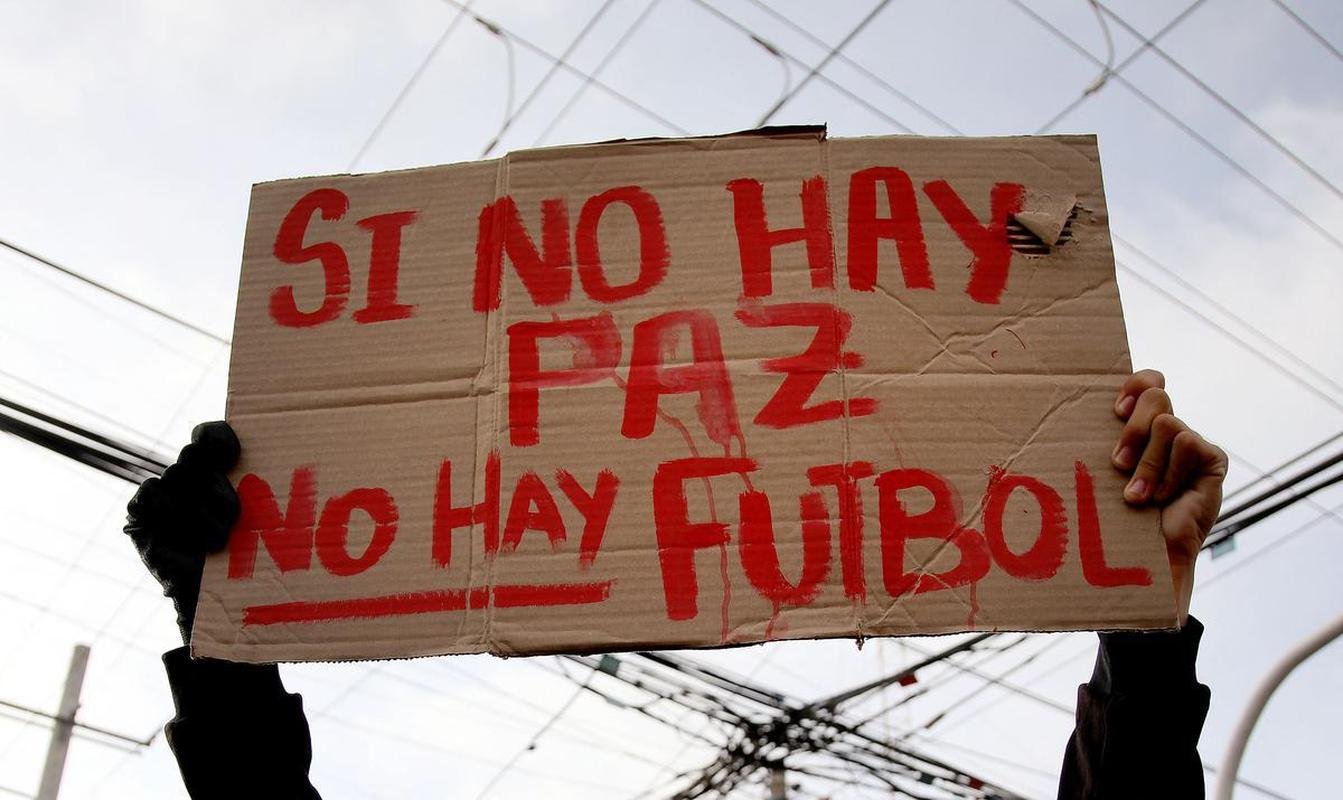 Realizao do jogo entre Amrica de Cli e Atltico no Estdio Romelio Martinez, em Barranquilla, pela Copa Libertadores, indignou manifestantes que protestam contra o governo do presidente Ivn Duque. Pas vive caos social, com greves, paralisaes, manifestaes violentas e choques com a polcia. Ainda assim, Conmebol confirmou partida, o que gerou revolta.