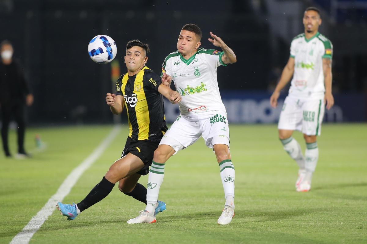 Fotos da partida entre Guaran e Amrica no Estdio Defensores del Chaco, em Assuno, pela segunda fase da Copa Libertadores