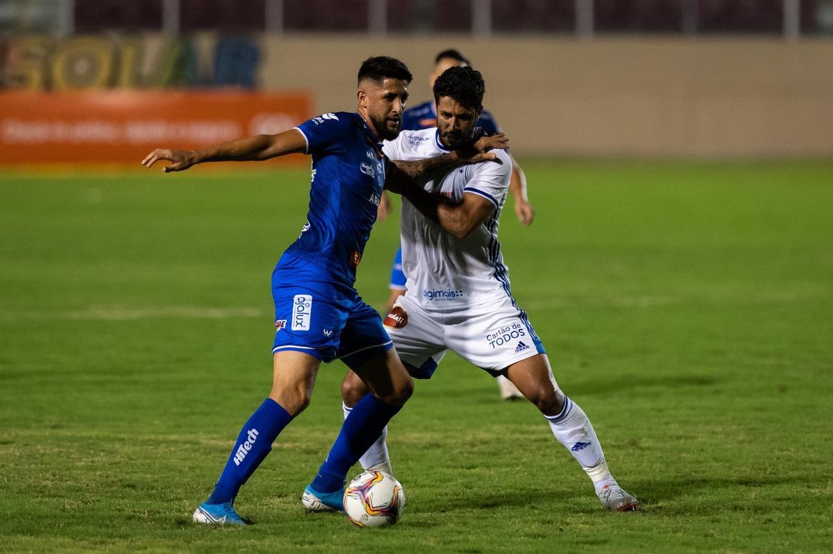 Imagens do duelo entre Confiança e Cruzeiro, em Aracaju, pela quinta rodada da Série B do Campeonato Brasileiro